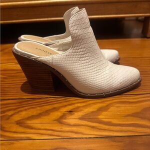 Chinese Laundry Cream Textured Mules 6 - worn twice